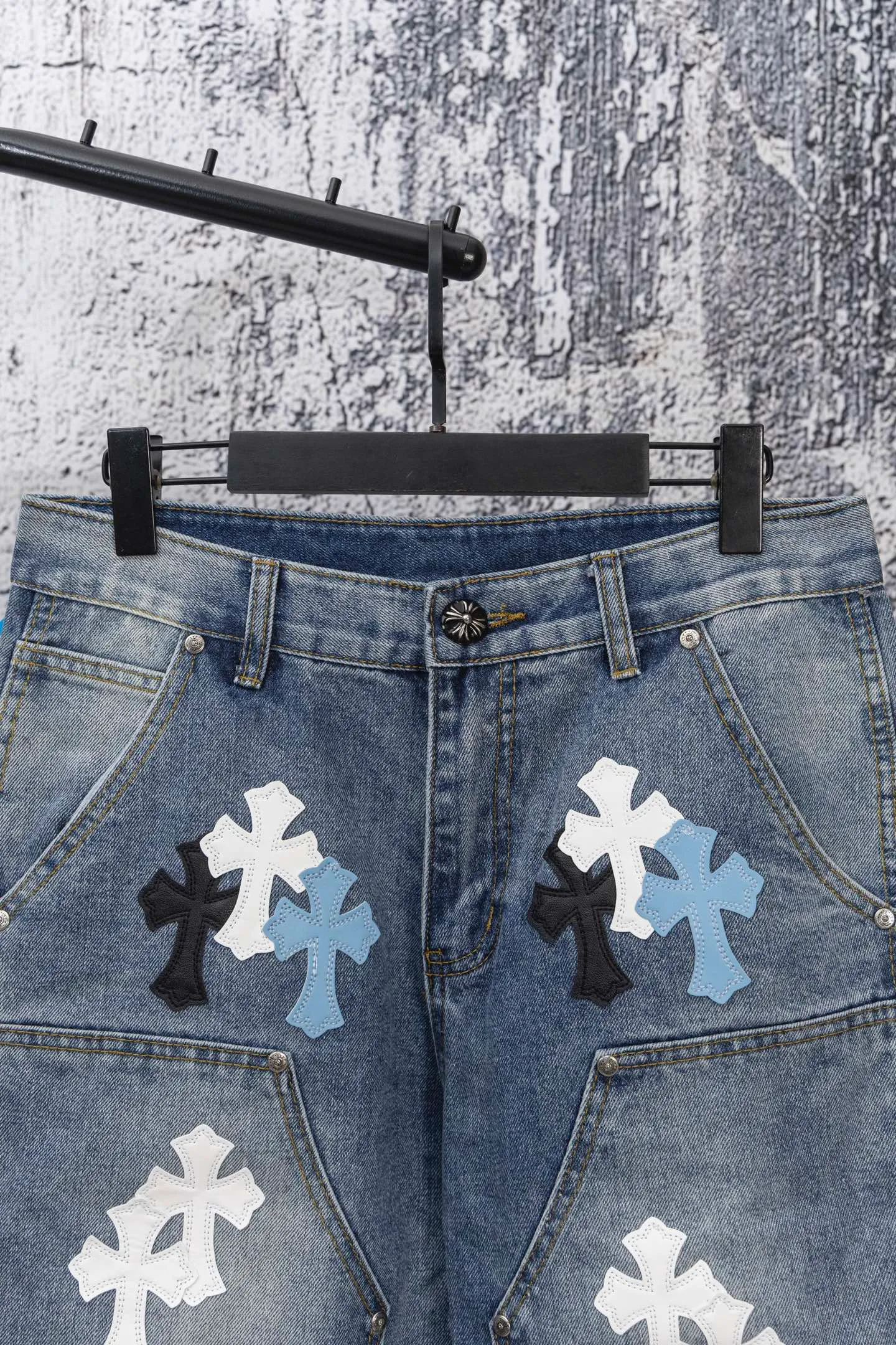 P270 CH Chromehearts Prince's same style white cross patchwork leather work jeans and logging pants. The counter price is 34W level. It is decorated with patchwork cross flowers and washed jeans! ! An absolutely high-end luxury product, a 1.9W-level god-level single product, a super popular product, made by top heavy industry, a magic weapon that cannot be missed! [About Zangyin] This is an extremely luxurious fashion brand that can also be called the aristocracy of the high street. It has always been an exclusive brand for some hipsters or rich second generations. Compared with ordinary high streets, it is more luxurious and noble. Compared with luxury brands, it is more fashionable and individual. It has always been a brand that I have a special liking for. [Top heavy industry fashion design] Consistently high-street luxury style. Speaking of this style, the Zangyin family and GU family are definitely the leading representative brands. Especially the Zangyin family has really achieved a state-of-the-art effect in creating high-street style. The unique washed material is used to create this style. The color system is already quite eye-catching. After it is decorated with patchwork cross flowers, it cleverly highlights the charm of the brand. Secondly, this style uses classic The high-waist cutting design highlights the long legs and fashionable temperament of the upper body. The brand is highly recognizable and the slim fit configuration is more suitable for daily wear. It is a product that interprets personality, fashion, and specifications at a glance. This single product is enough to make any fan excited. It can be a white T-shirt for a youthful college style, or a tight suspender for a royal style. It has strong matching ability and can be easily controlled by men.  [Materials and craftsmanship] Needless to say, this point goes without saying. As an excellent craftsman brand, Zangyin’s requirements for details and craftsmanship are really perfect. The washed color of this model has gone through so many processes, not to mention the embellishment of denim appliques. It is also purely hand-made and sewn. Just like what they believe in, only hand-made things have soul and have the meaning of wear. A top-notch heavy-duty fashionable denim item, I look forward to your perfect interpretation! !  Color: blue Size: 28-36